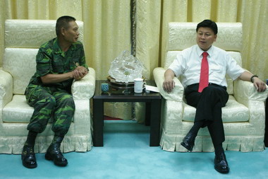 閻仁義中將今前往縣府拜會縣長傅崐萁(圖)