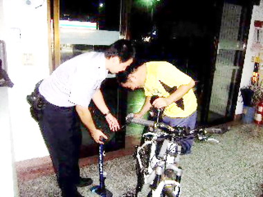 鐵馬服務站揮汗服務單車夫妻檔留言感謝(圖)