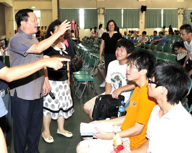劉政鴻慰問大學指考考生(圖)