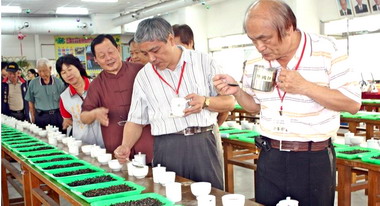 東方美人茶上市劉政鴻邀鄉親品好茶(圖)