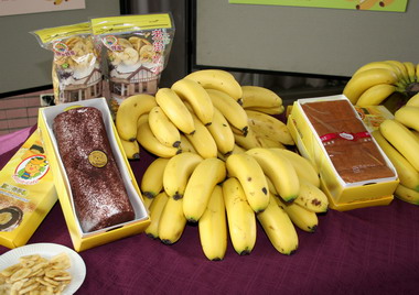 楊秋興邀民眾吃香蕉挺蕉農(圖)