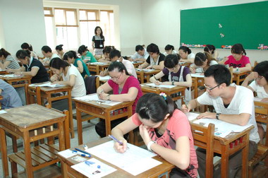 邱鏡淳巡視教師甄試初試考場(圖)