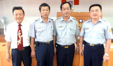 虎尾警分局長頒獎退休員警(圖)