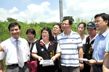 吳志揚勘查台北商業技術學院平鎮校區用地(圖)