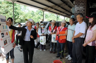 登革熱個案及其周圍家戶噴藥防疫(圖)