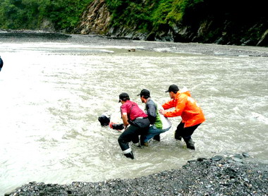 登山客受困山區 消防人員前往搜救(圖)