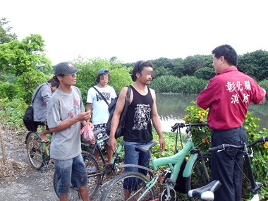 彰縣消防局勸離捕魚民眾(圖)