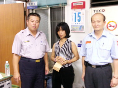通緝犯喊窮、警察展愛心(圖)