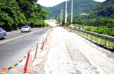 劉政鴻會勘三灣至南庄河堤共構聯絡道(圖)