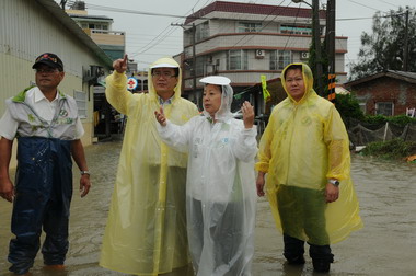 張花冠勘察布袋、東石豪雨災情(圖)