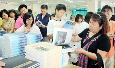 全國好書交換日吸引大批書迷(圖)