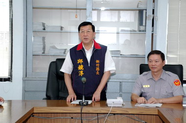 邱鏡淳慰勉破獲校園販毒員警(圖)