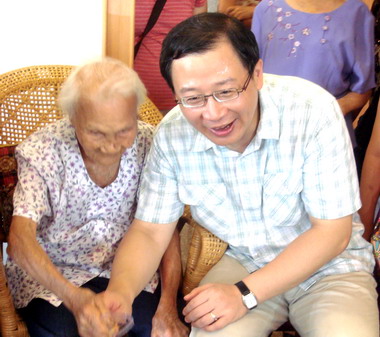 吳志揚探訪一百歲人瑞(圖)