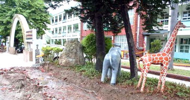 竹南國小水泥圍牆拆除(圖)