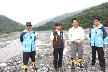 黃健庭實勘太麻里溪瞭解溪水情況(圖)