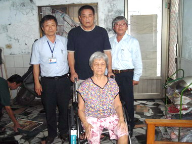 中油公司大林煉油廠送輪椅關懷弱勢(圖)