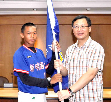 吳志揚授旗予出國比賽棒球隊及拔河隊(圖)