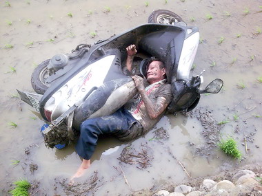 老農騎車摔落2公尺深員警眼尖救回(圖)