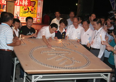 八八週年小林村民點燈追思(圖)