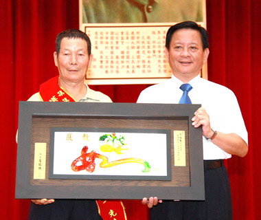 集集公所提前慶祝父親節(圖)