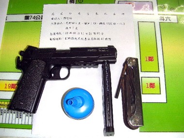 虎尾警勤務落實 破獲瓦斯手槍(圖)