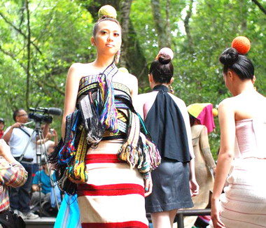 雪見泰雅服裝秀精彩上演(圖)