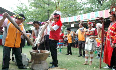 許明財參與原住民聯合祈福豐年祭活動(圖)