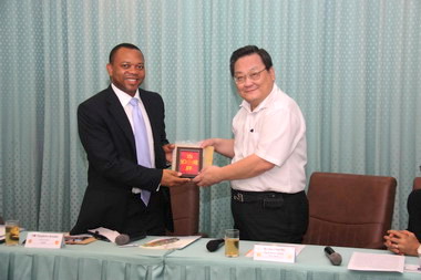 南非東倫敦工業區執行長領團參訪加工處(圖)