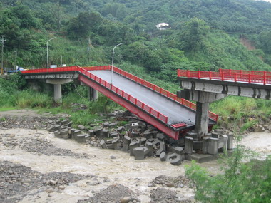大里健民橋因橋墩傾斜封橋(圖)