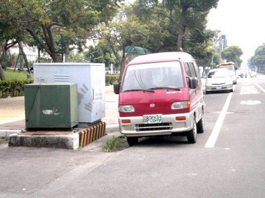 任意停車影響交通安全(圖)