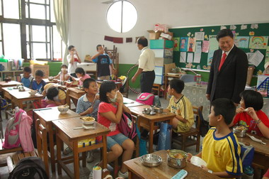 傅崐萁今天前往中華國小訪視(圖)