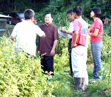 劉政鴻勘查假日有機農夫市集(圖)