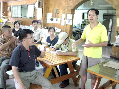 果農圍堵林務官員拆除工寮(圖)