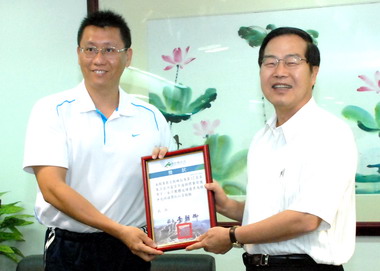 南投空手道選手奪佳績李朝卿頒獎肯定(圖)