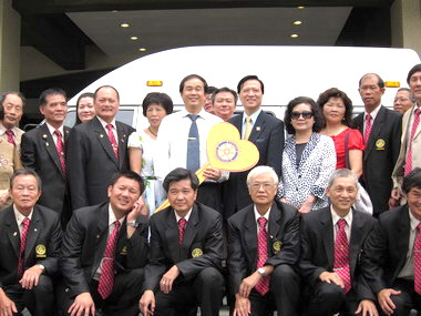 林園及東京扶輪社捐贈縣府復康巴士(圖)