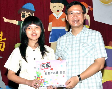 桃園頒發清寒學子就學補助金(圖)