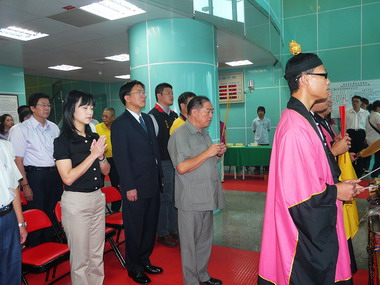 中元普度祭祀紙錢集中焚燒活動(圖)