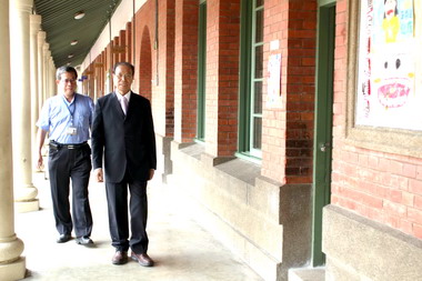 黃仲生辦感恩回顧座談會(圖)