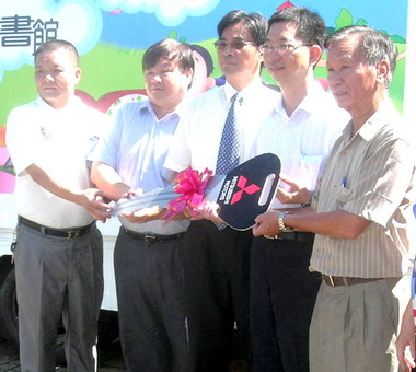 魚池玄光寺捐贈圖書館行動圖書車(圖)