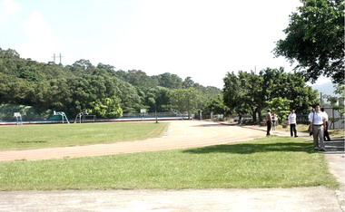 劉政鴻勘查三義完全中學新建校舍規畫(圖)