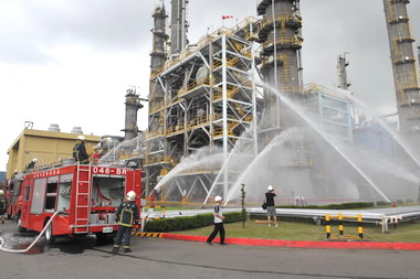 石化工廠火災搶救演習演練逼真(圖)