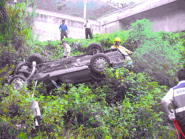 國道六號汽車墜落雙冬消防隊搶救(圖)