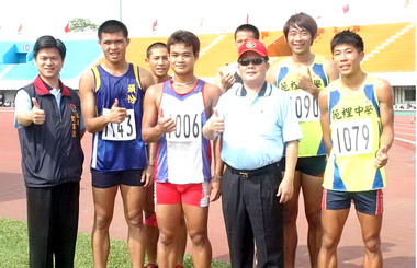 苗縣全民運動會競技劉政鴻為選手加油(圖)