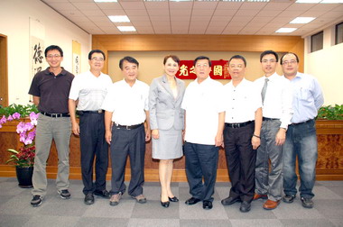 Lamigo婚宴廣場公司總經理拜訪邱鏡淳(圖)