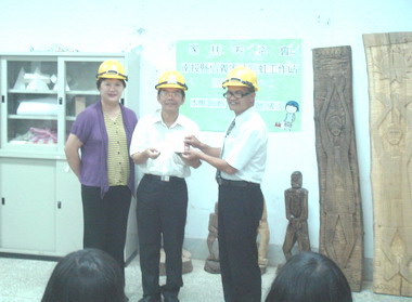 信義家扶彩虹工作站捐贈同富國中經費(圖)