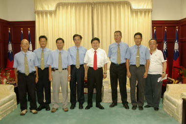 中華紙漿工會幹部拜會傅崐萁(圖)