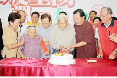 苗縣重陽敬老百歲伉儷分享婚姻歷久秘訣(圖)