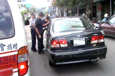 男子駕車等紅燈夢周公(圖)