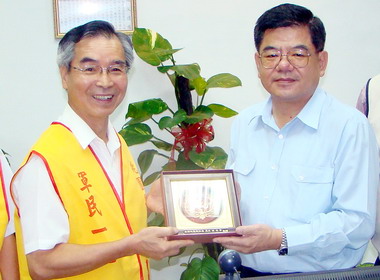 李朝枝率縣府團隊秋節勞軍(圖)