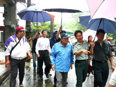 張通榮與林鎮夷前往七堵瑪陵山區勘災(圖)